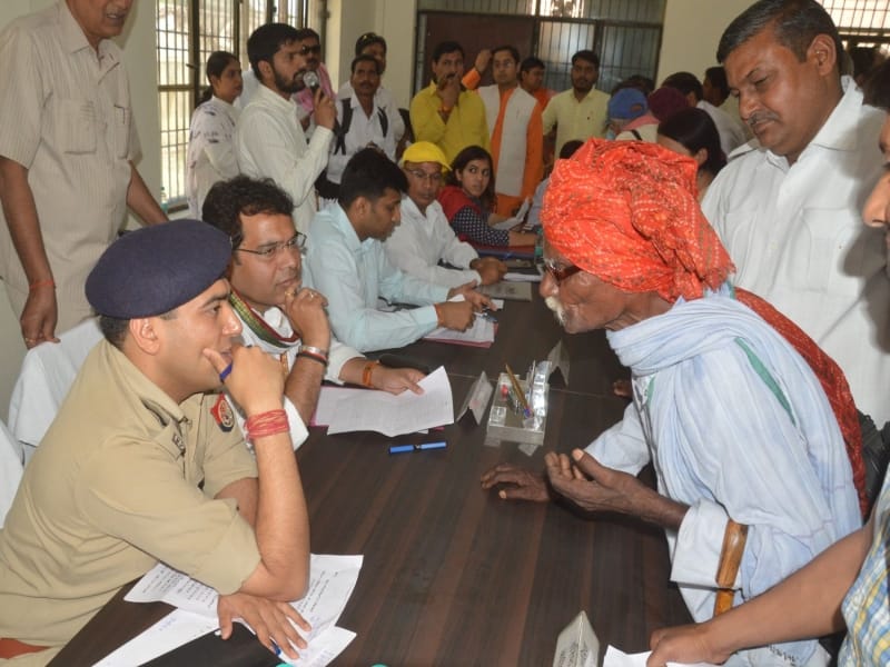 cabinate minister shrikant sharma stand up and touches the feet of oldman in mathura