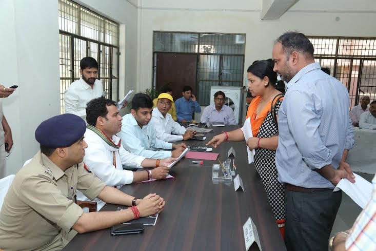 cabinate minister shrikant sharma stand up and touches the feet of oldman in mathura
