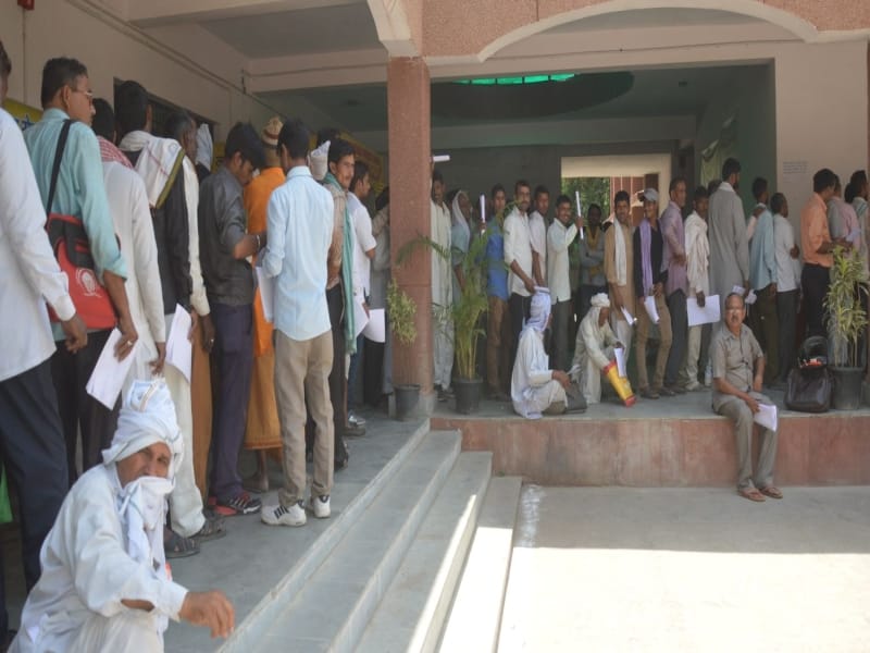 cabinate minister shrikant sharma stand up and touches the feet of oldman in mathura