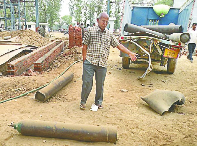 Oxygen cylinder cracked, worker dies