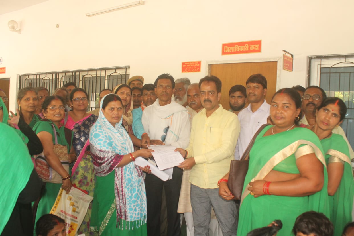 Anganwadi workers laid the headquarters at the headquarters