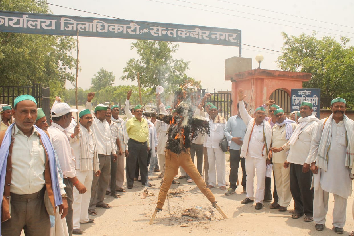 Bhakiyu blow the effigy of PM of Pakistan