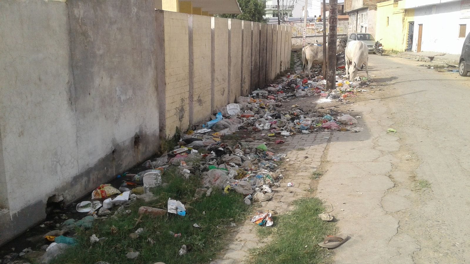 9th class student at punjab mp santokh singh house with garbage rehdi