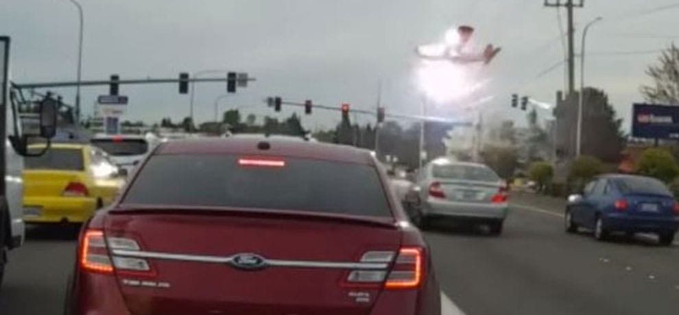 plane caught fire in air and crash landing on road in america 