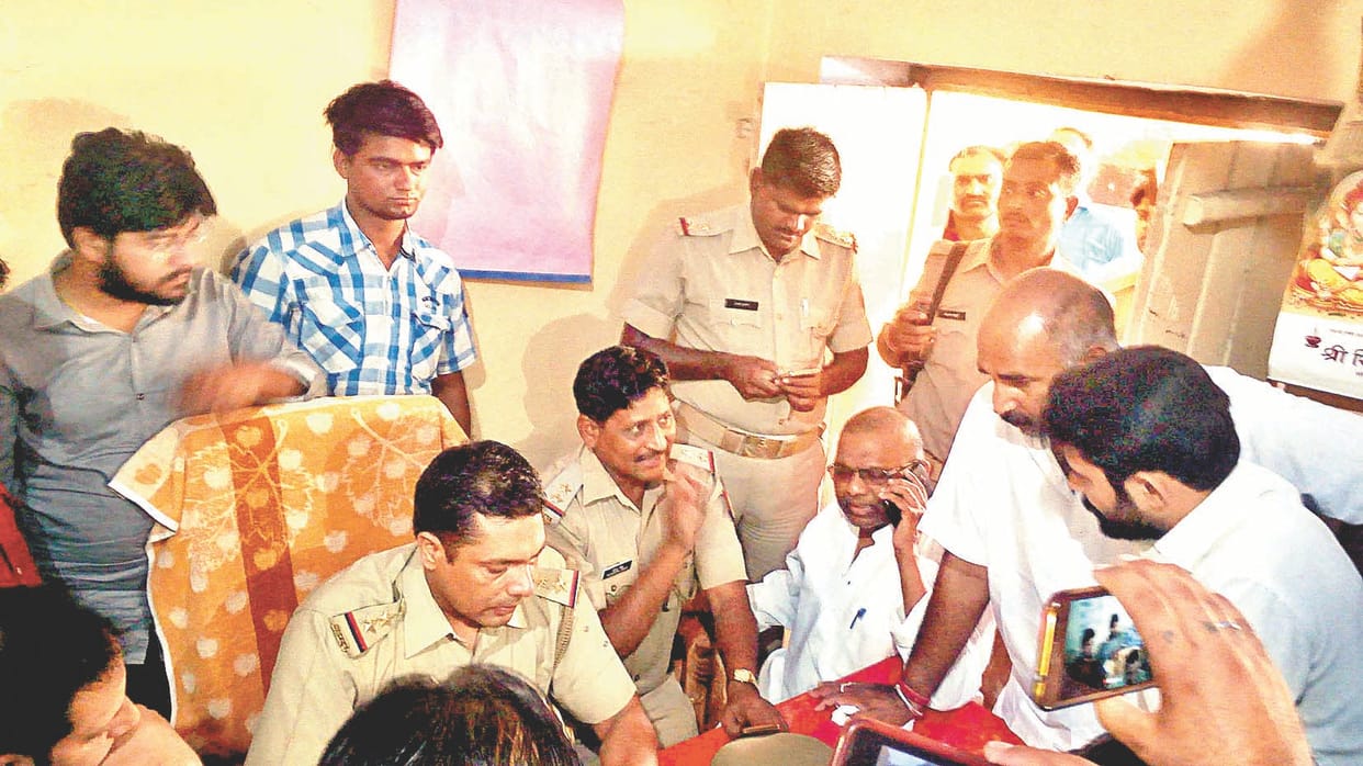Hindu organization-traders foiling the recovery of the girl on the police station