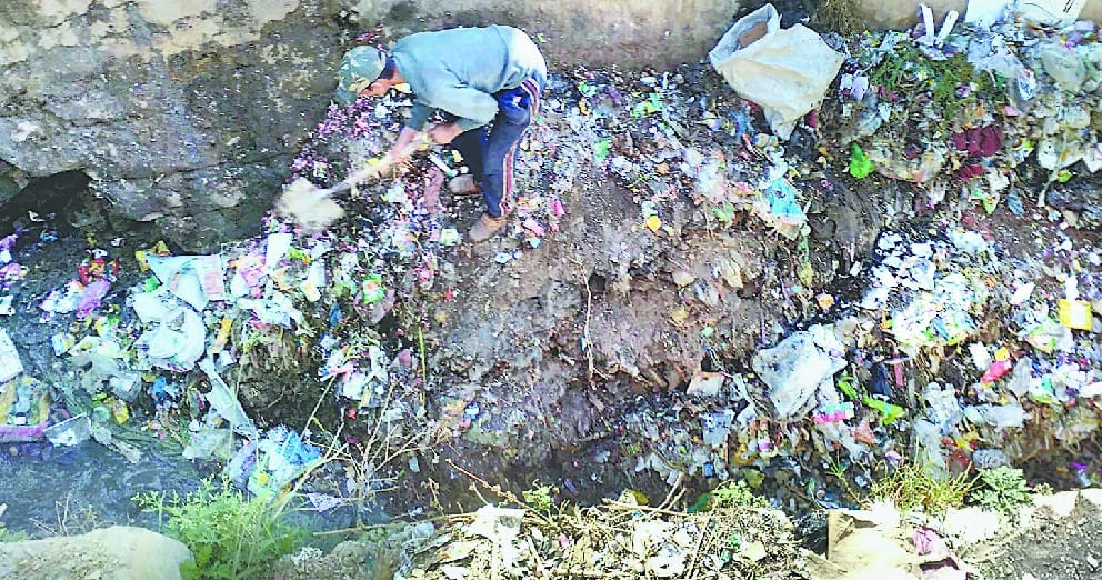 Garbage thrown in the drain instead of lifting