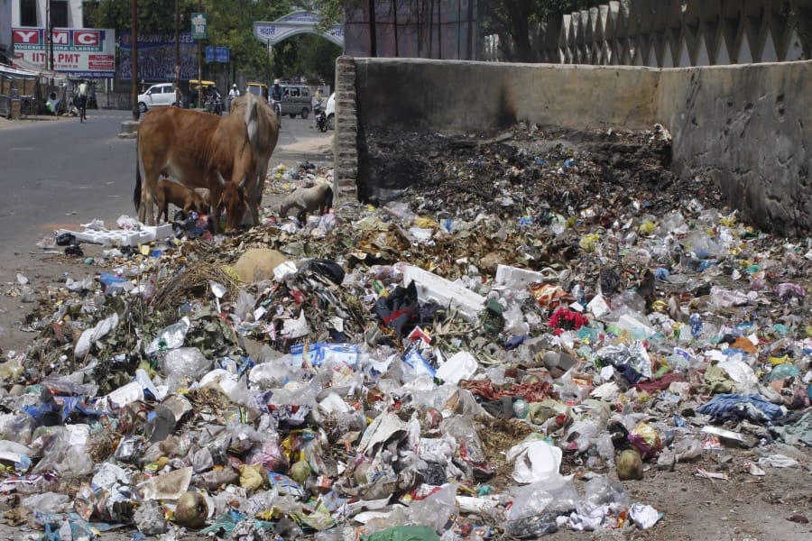 9th class student at punjab mp santokh singh house with garbage rehdi