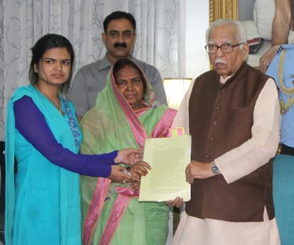 gayatri prajapati family meets governor ram naik.