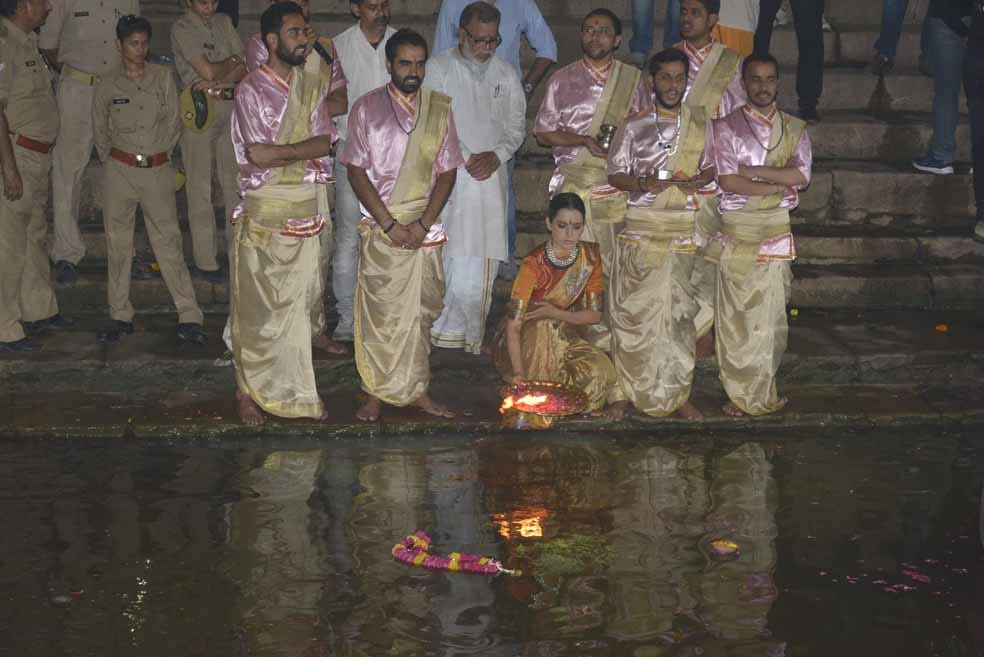 kangna ranaut holy deep into ganga and praised