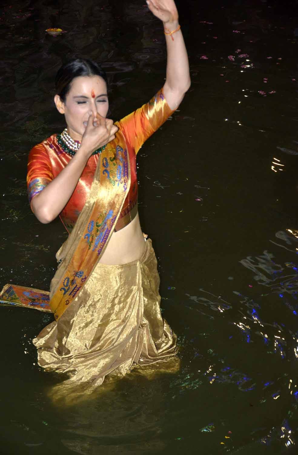kangna ranaut holy deep into ganga and praised