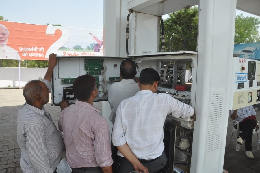 five machine of petrol pump are being seald in ballia after raid
