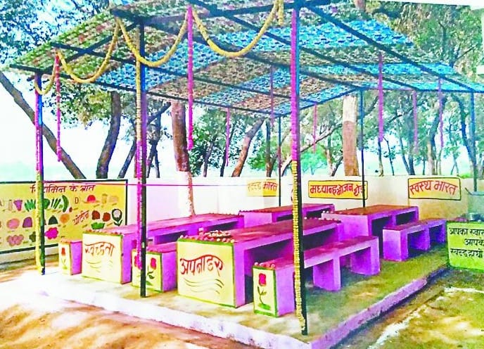 The children of the government school will eat in the dining shed and eat