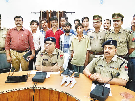 Three vehicle thieves attacked police