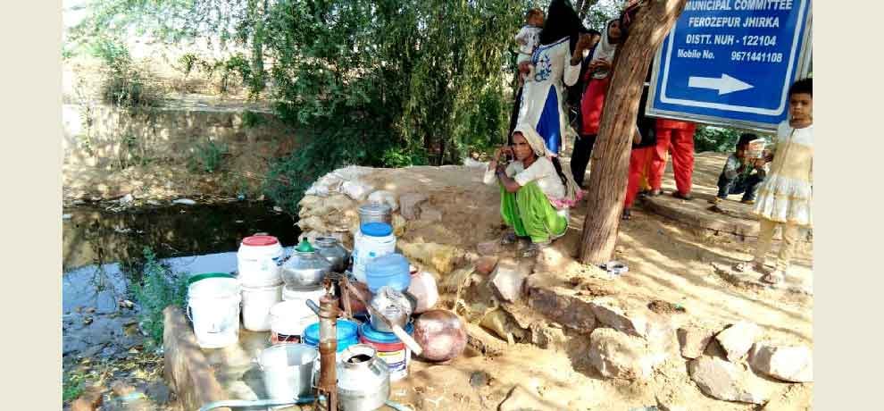 women in gurugram waiting for water in gurugram