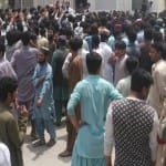 पुलिस स्टेशन के बाहर खड़ी भीड़