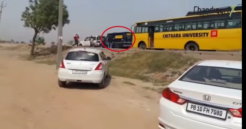 सौ बैटरियों से भरी टाटा बदमाशों ने लूटी