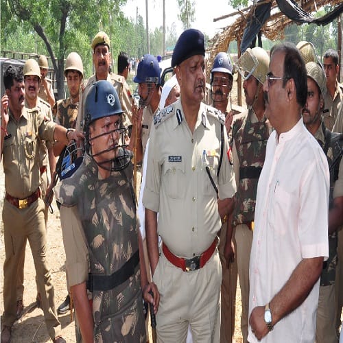 ruckus in Saharanpur, gunfire bullets in front of the officers, photos will fly to see the senses