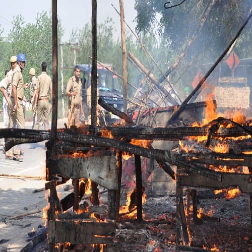 ruckus in Saharanpur, gunfire bullets in front of the officers, photos will fly to see the senses