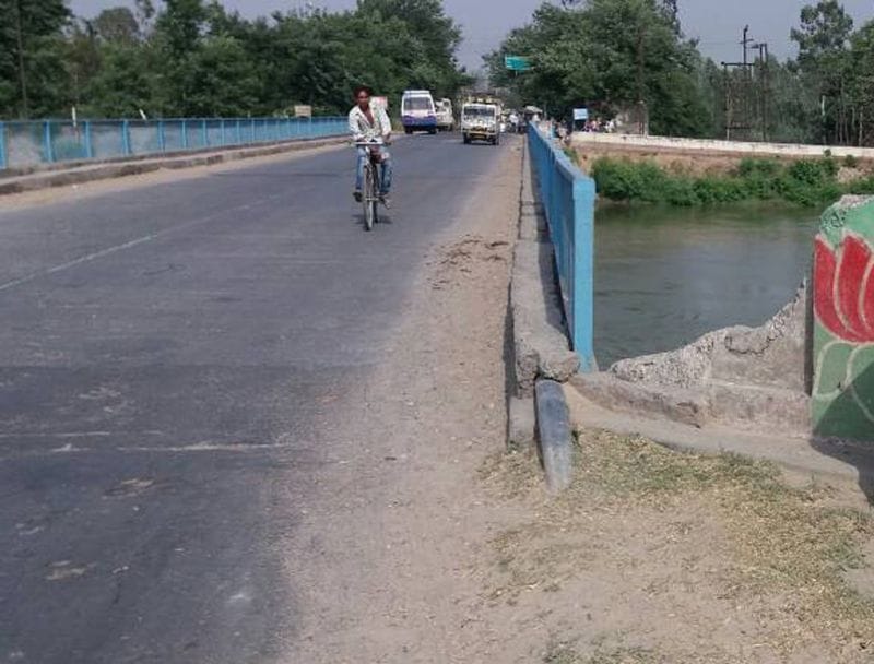 nahar, pulon kee marammat kee nahin dikhaee jaatee gambheerata