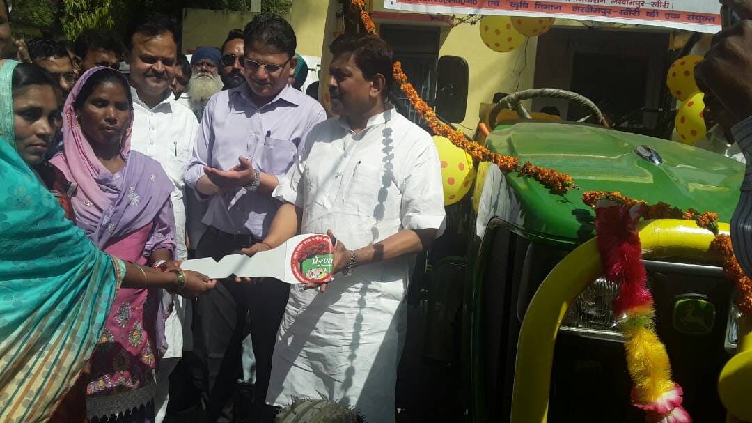 Distributed checks, tractors and agricultural machines to women