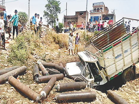 pickup fell doun into the deep while saving itself from truck 