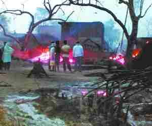 100 house burnt, woman dies