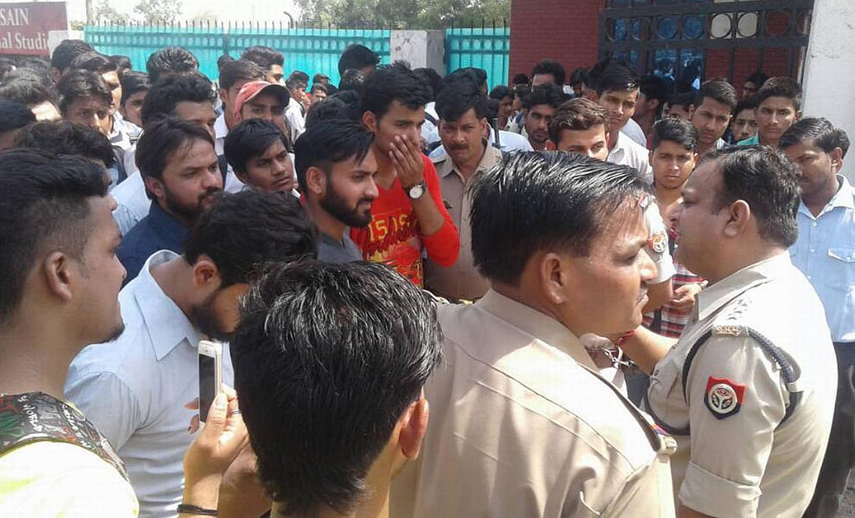Students put jam on the NH-24.