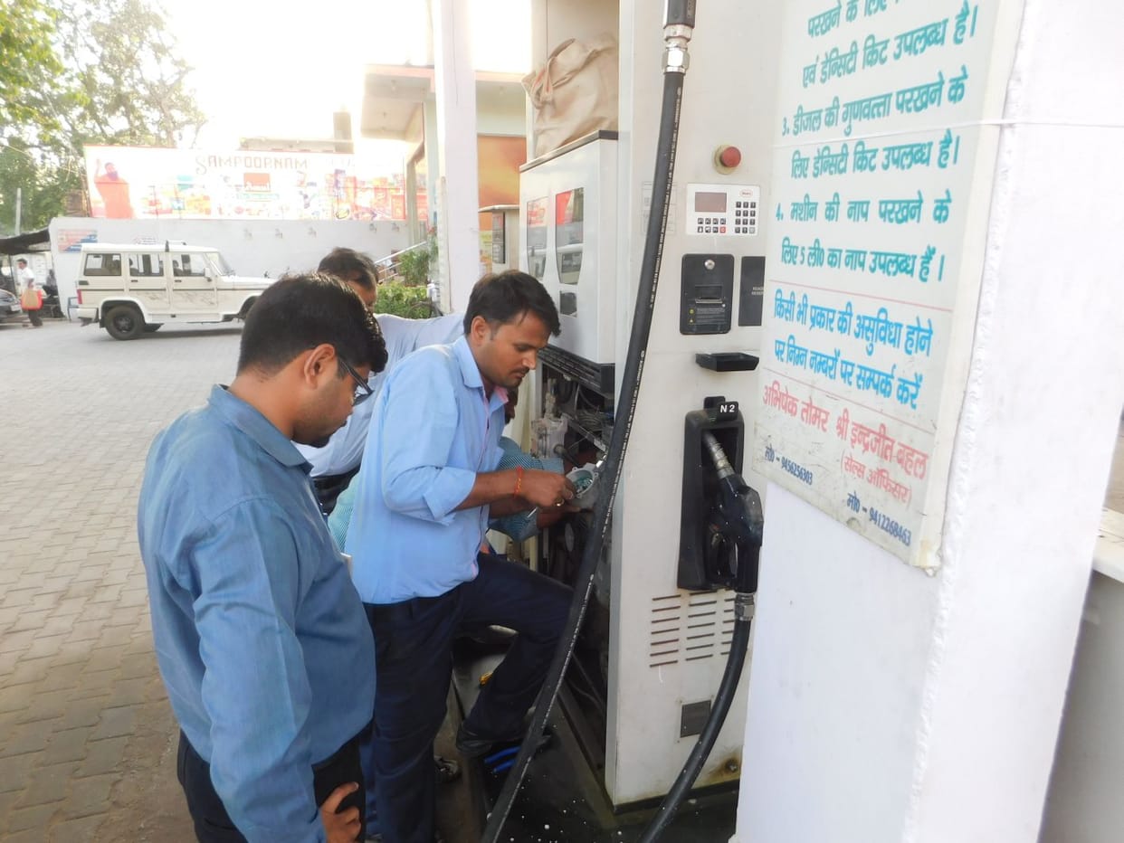 jila prashaasan kee teem ne petrol pampon par maara chhaapa