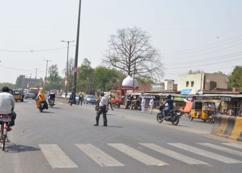 No signal and traffic signal on the intersections of the district
