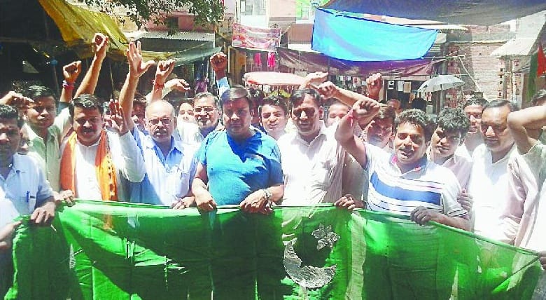 Blow the flag of Pakistan, sloganeering by procession