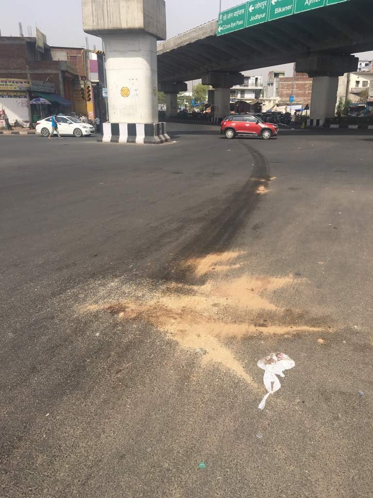 In jaipur a engineer dragged in truck wheels, dragged up to 150 feet, death