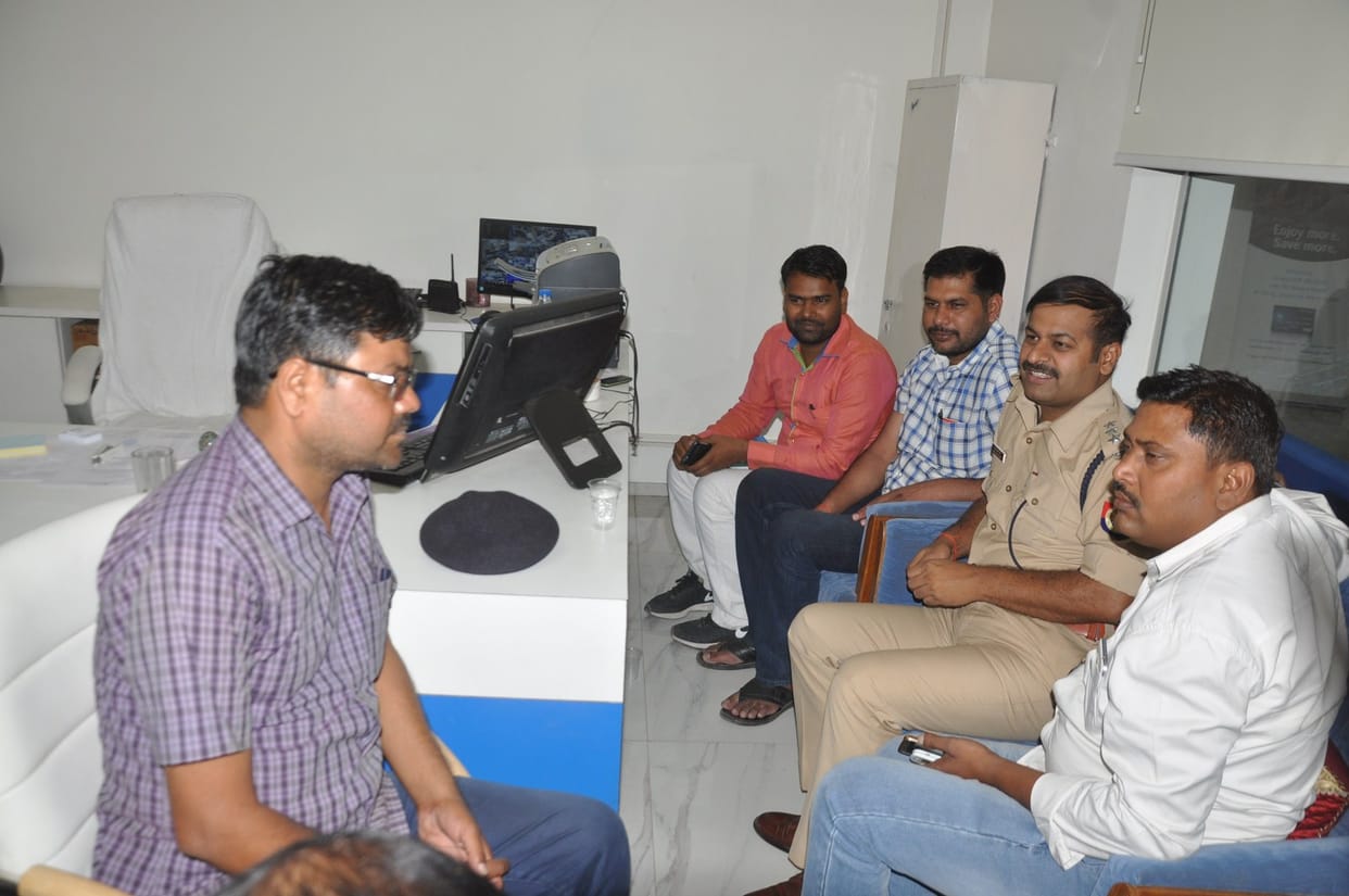 Robbery of two lakhs in front of transportnagar police chowki