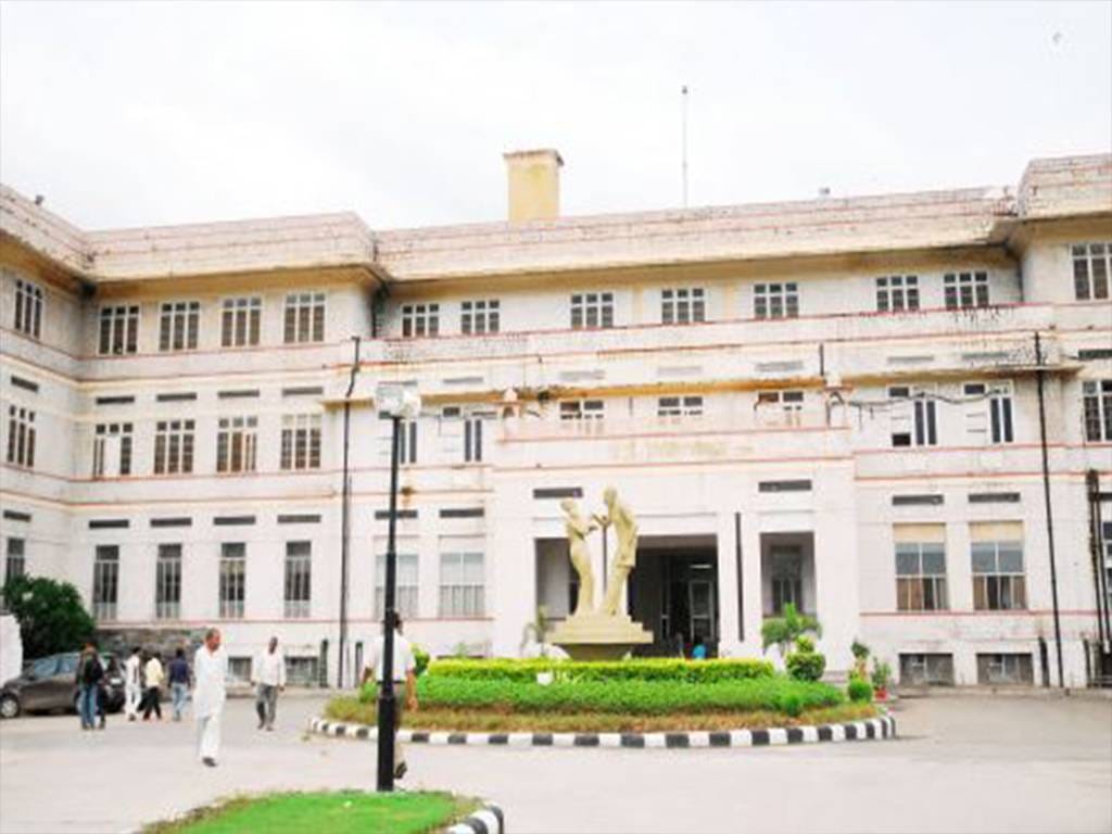 A criminal escaped from dacoity with SMS hospital jaipur