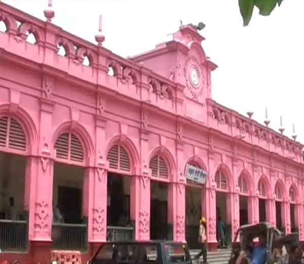 a doctor is accused of bribe at sub divisonal hospital varanasi