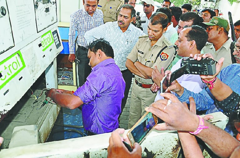Garbage caught on petrol pumps in Saharanpur
