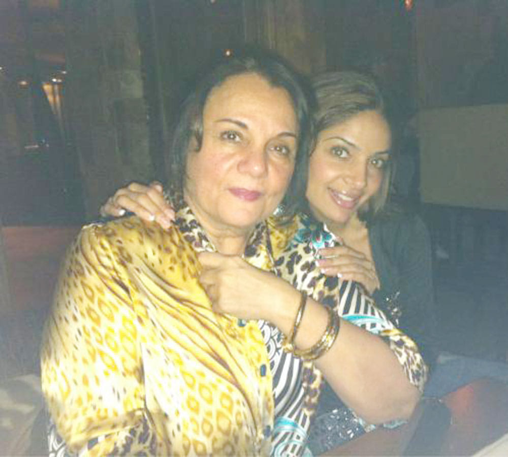 Veteran actress Mumtaz looks unrecognisable in this viral picture on social media