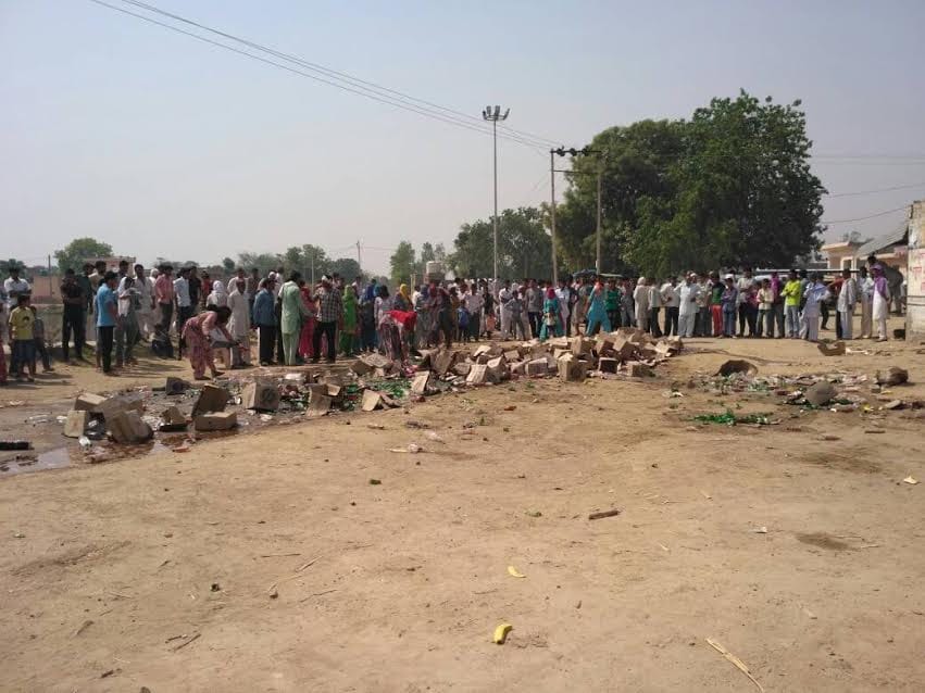 beer loaded truck overturned on yamuna expressway villagers took away many boxes