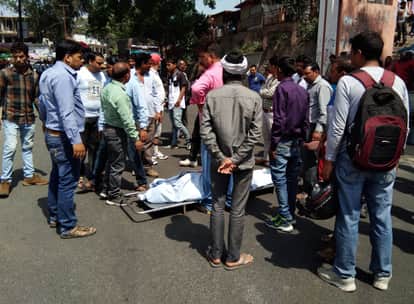 श्रीनगर जल विद्युत परियोजना में करंट लगने से मरे युवक का शव हाईवे में रखते हुए आक्रोशित लोग