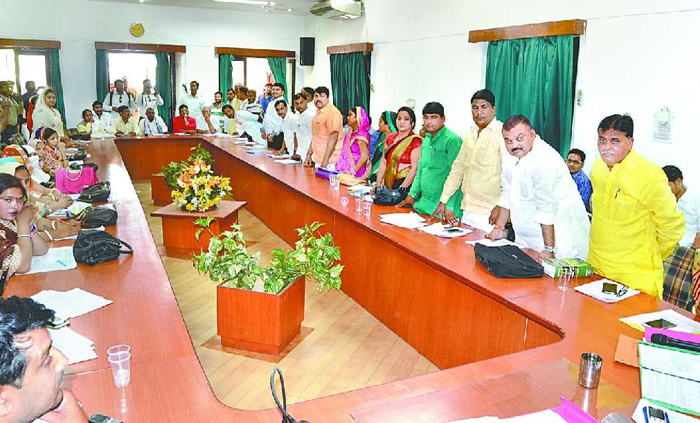 Budget of 27 crore could not be passed in the ruckus