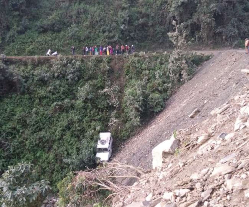 big road accident in nepal, fourteen people died
