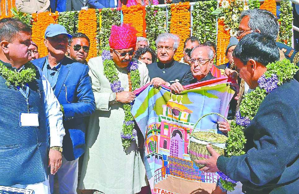 President Pranab mukherjee liked garhwali gift in badrinath