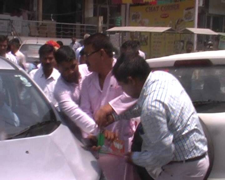 bjp flag removed from the car of pm modi's wife jashodaben in agra