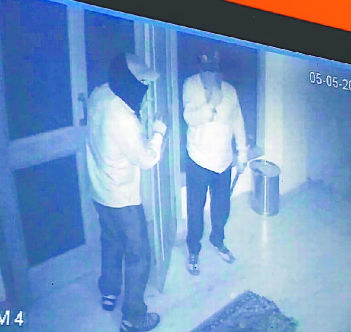 Gurkeet donates a donation plot, two masked captives in CCTV 