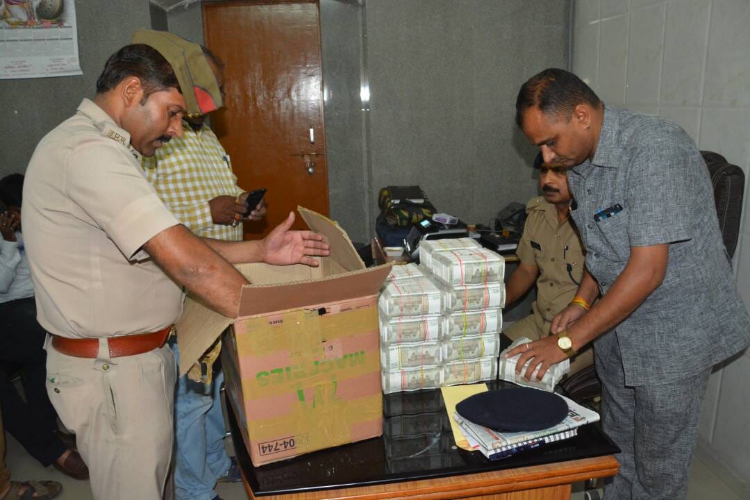 two cars of ponty chaddha group carrying currency seized from lucknow