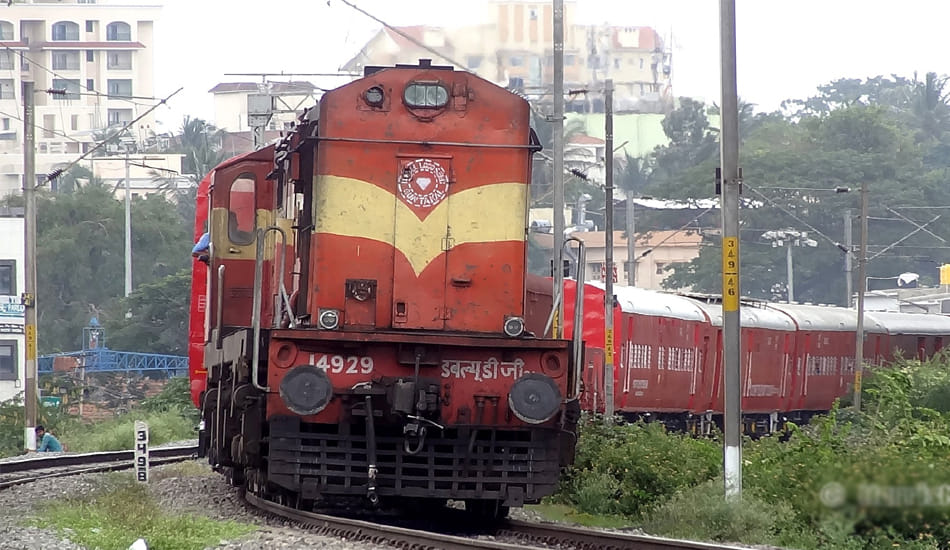 passenger fell down from train at mahoba