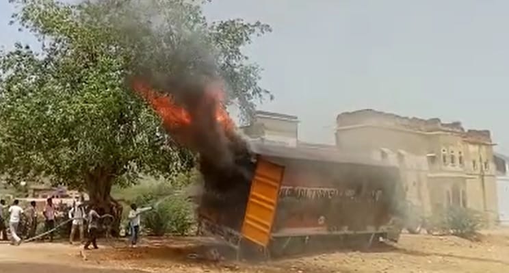 fire broke out in container 65 bikes burnt down in sikar
