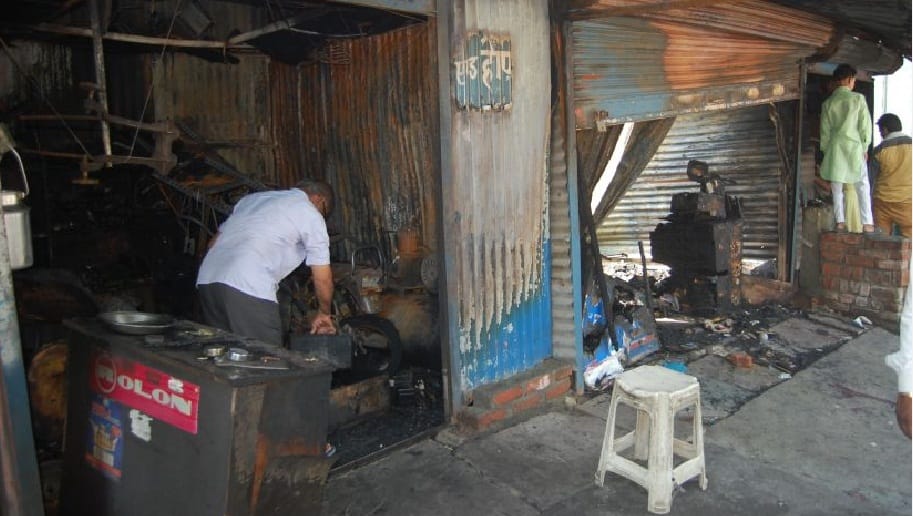 Thousands of firefighters burnt with fire in three shops 