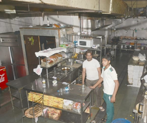 fire in bebiyan hotel in Lucknow.