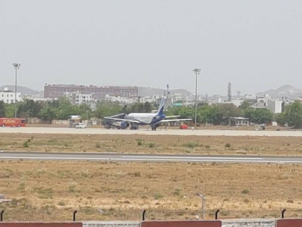 indigo flight 6-E-942 wing damaged after collision with aerobridge 