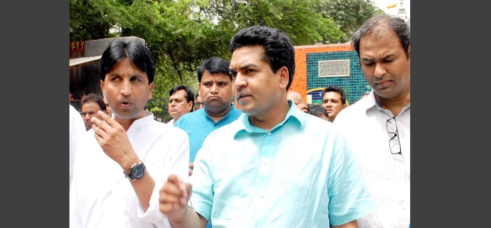 कुमार विश्वास के साथ कपिल मिश्रा।